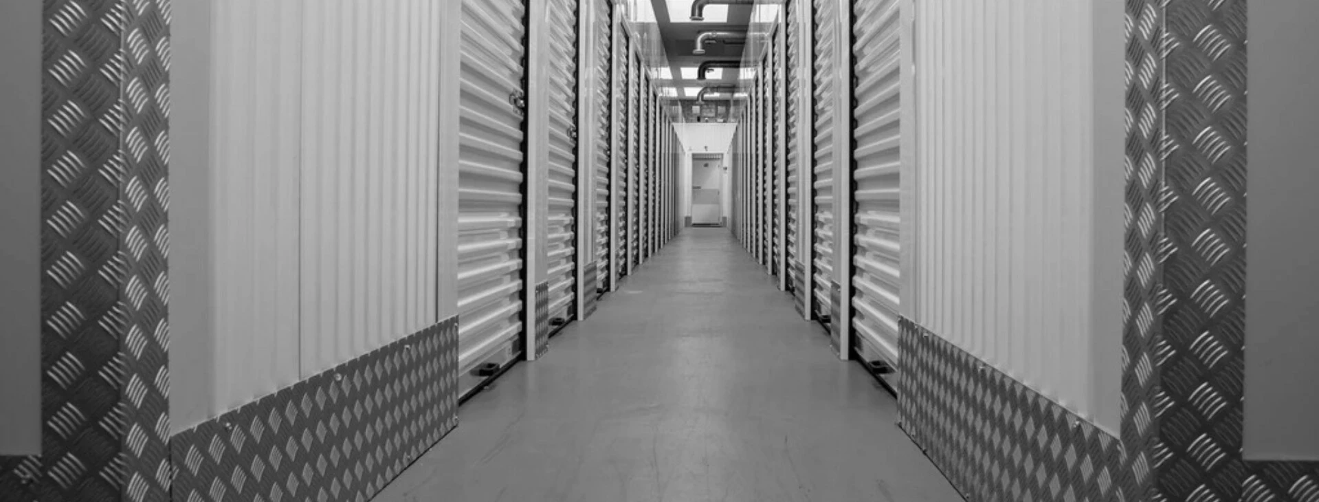 Gang mit vielen Lagerboxen