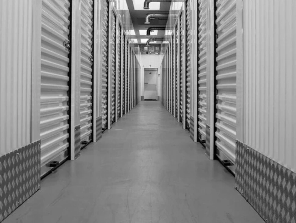 Gang mit vielen Lagerboxen